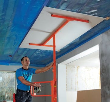 Opsætning af gipsloft: Første plade sættes op inde på loftet Opsætning af gipsloft: Første plade sættes op inde på loftet